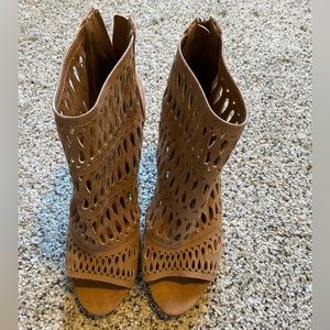 Aldo brand new 4 inch heels laser cut style with zipper in back, light brown